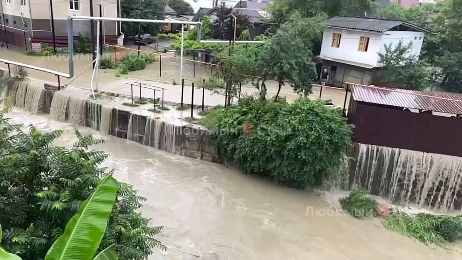 В Сочи после проливных дождей на улицах поселка Лоо появились «реки» и «водопады»