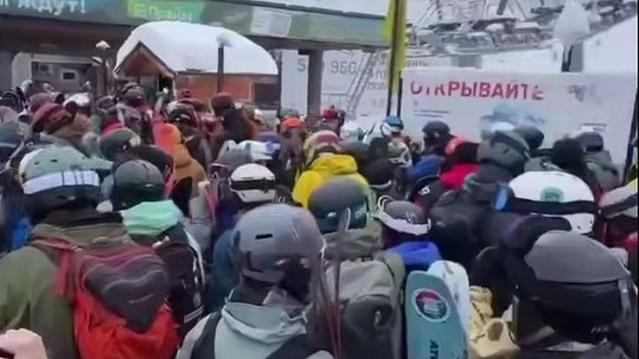 Трехметровые сугробы спровоцировали километровые очереди на подъемники в Сочи
