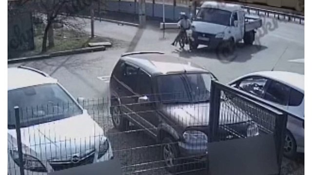 В Краснодаре подросток на мотоцикле врезался на полной скорости в грузовик