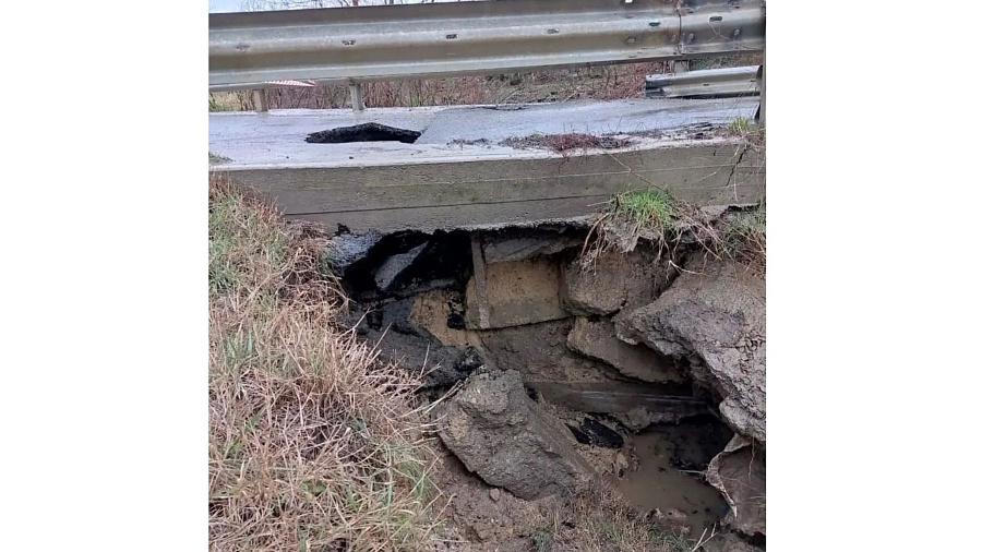 В Крымском районе из-за оползня и мощного потока воды повредился мост через Барабашеву щель