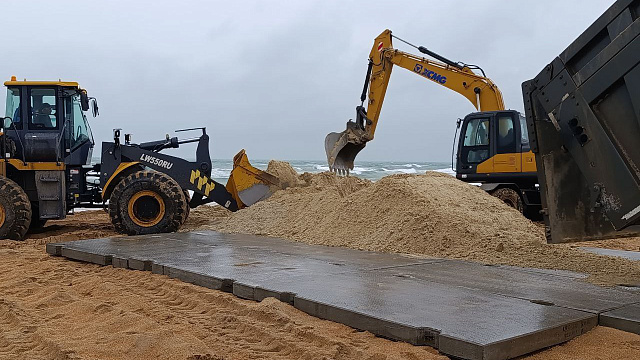 Пострадавшие от мазута пляжи Анапы пытаются спасти созданием нового слоя песка