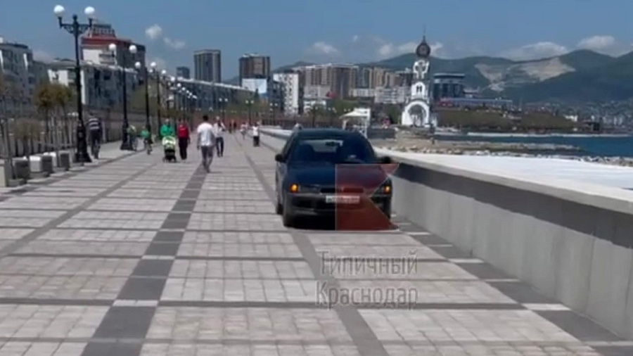 В Новороссийске турист из Ямало-Ненецкого автономного округа проехал на автомобиле по пешеходной набережной
