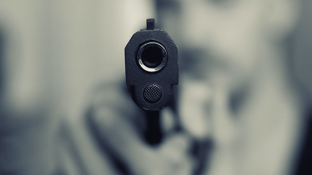 В Краснодарском крае мужчина с пистолетом угрожал прохожей убийством за отказ познакомиться