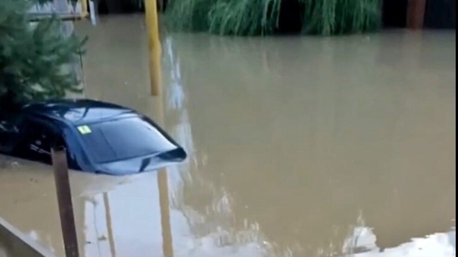 В Краснодарском крае из-за проливных дождей подтоплено около 350 домовладений, спасатели эвакуировали 88 человек. Видео