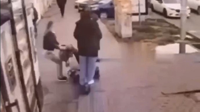 В Краснодаре девушки на электросамокате врезались в коляску с ребенком и попали на видео
