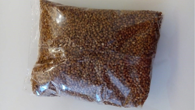 В Краснодарском крае сотрудники почты подменяли ценное содержимое посылок гречкой