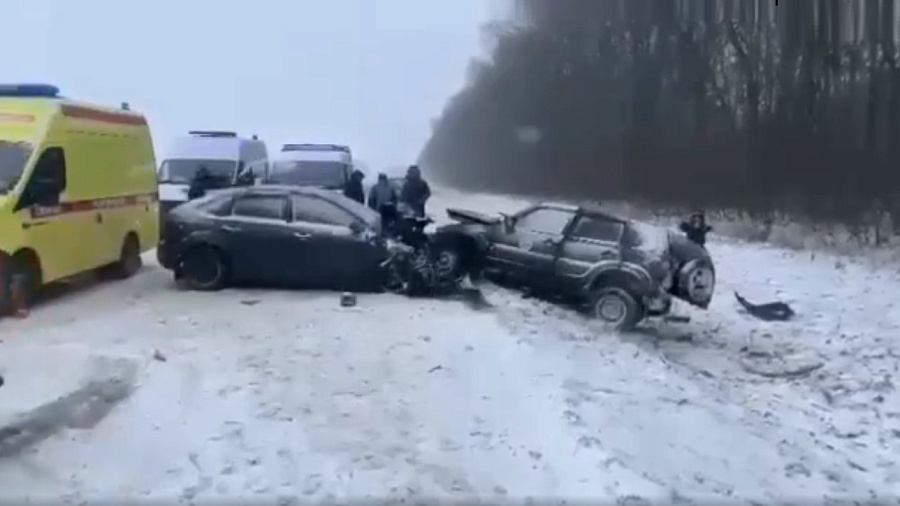 Опубликовано видео с места ДТП с семью пострадавшими в Краснодарском крае