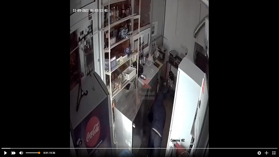В Краснодаре камеры видеонаблюдения сняли ограбление сосисочной