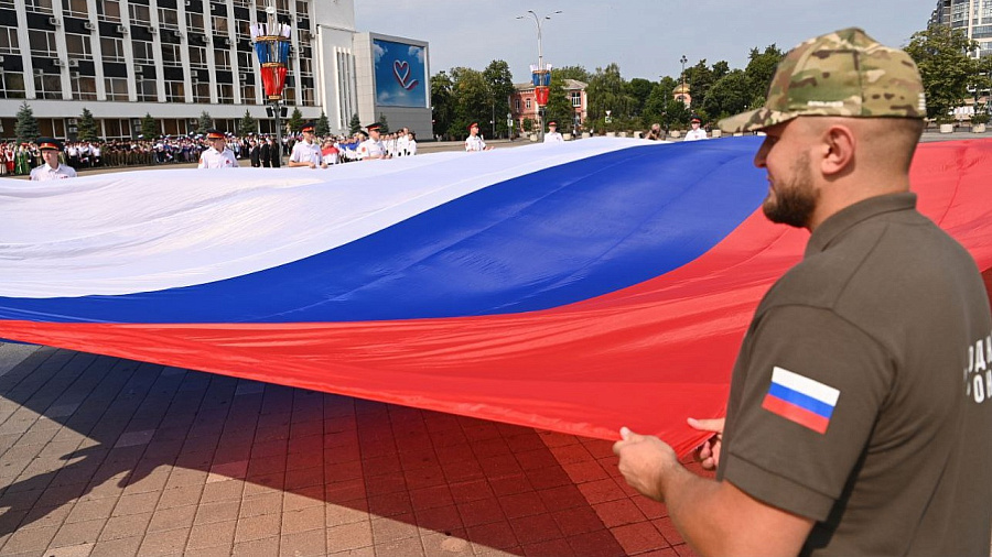Бойцы СВО подняли флаг России на Главной городской площади Краснодара