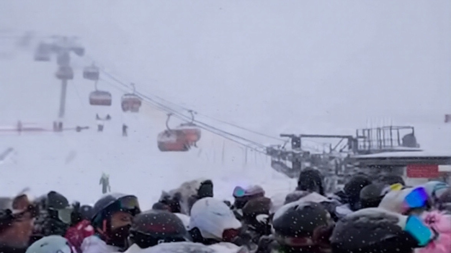 Туристы ринулись штурмовать трассы после снегопада в горах Сочи