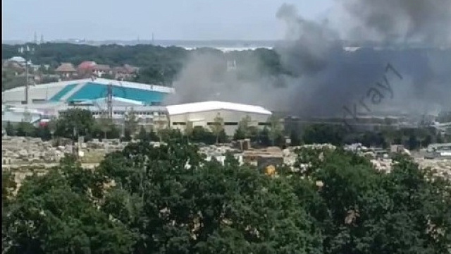 В Краснодаре загорелись ангары на площади 700 квадратных метров