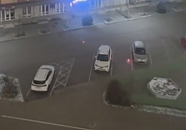 На Западном обходе Краснодара неизвестные выкидывали горящие петарды из окна на парковку 