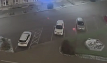 На Западном обходе Краснодара неизвестные выкидывали горящие петарды из окна на парковку 