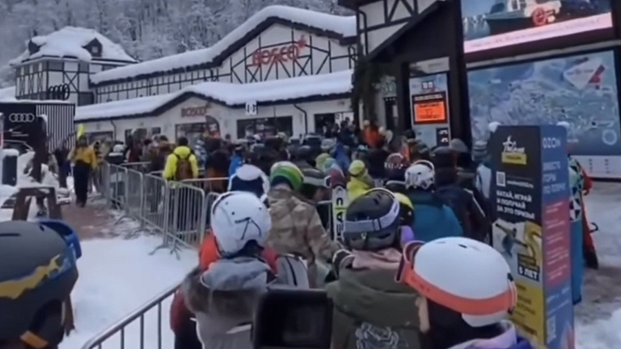 Столпотворение перед подъемником на горнолыжном курорте в Сочи попало на видео
