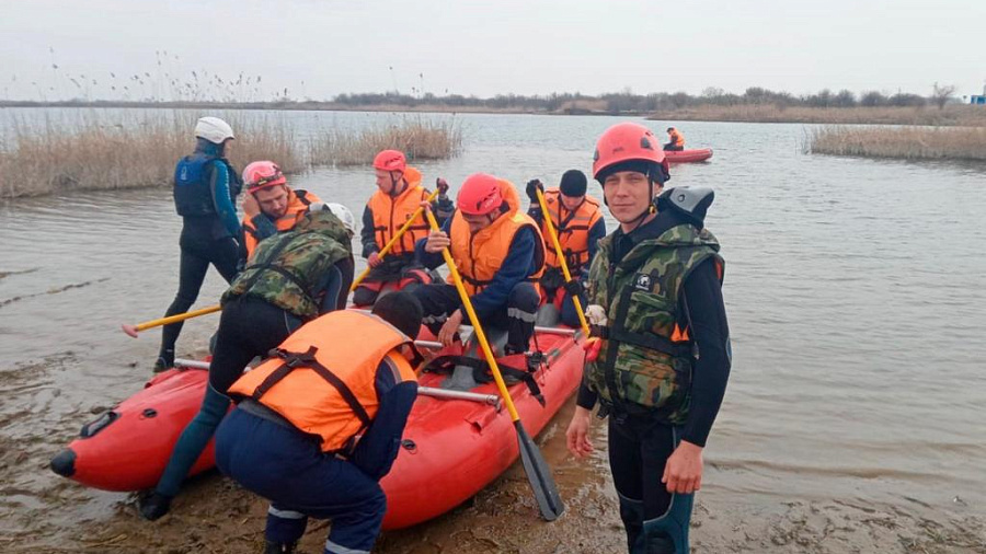 В Лабинске спасатели эвакуировали неадекватного мужчину с островка на реке