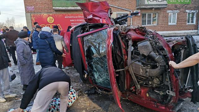 «Мустанг» в дребезги: на Кубани молодые люди попали в ужасное ДТП на элитном автомобиле