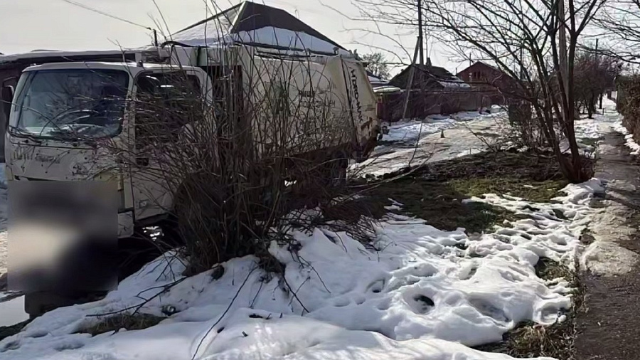 В Славянске-на-Кубани мусоровоз при движении задом насмерть сбил пенсионера