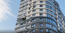 В Краснодаре сняли на видео поврежденный БПЛА многоквартирный дом
