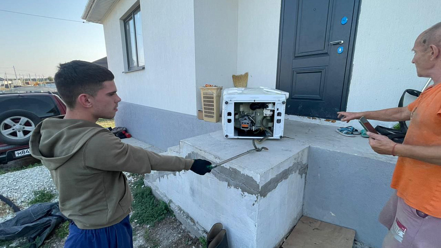 В Новороссийске спасатели выручили змею, застрявшую в стиральной машине 