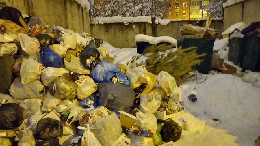 Свалки не убирают по несколько дней: жители Краснодара жалуются на проблемы с вывозом мусора из-за непогоды