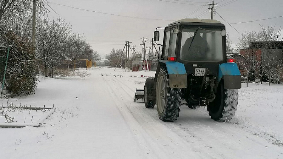 В Краснодарском крае в преддверии 20-градусных морозов обрабатывают дороги
