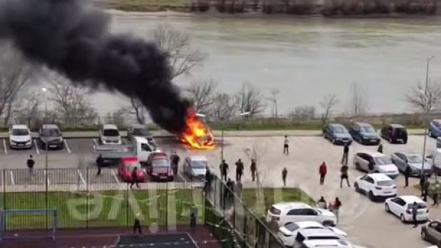 Во дворе жилого дома в Краснодаре взорвался автомобиль