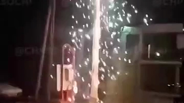 В МЧС прокомментировали возгорание фонарного столба в Сочи