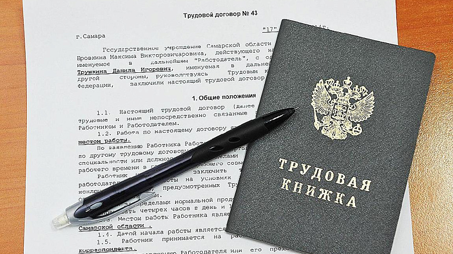 В Новороссийске двух чиновников с иностранным гражданством освободили от муниципальной службы