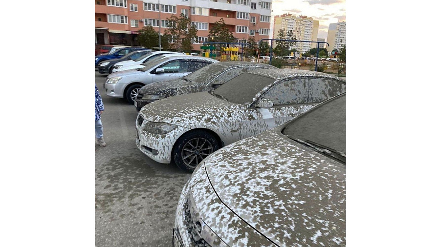 В Краснодаре на 10 автомобилей вылился бетон со строящегося рядом жилого комплекса