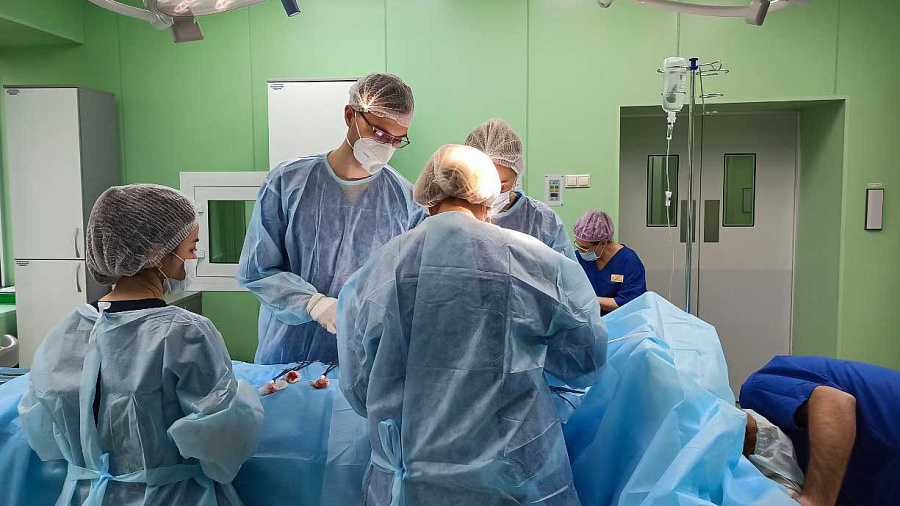 В Краснодаре гинекологи провели сложную операцию по удалению гигантской опухоли у беременной девушки из Нигерии
