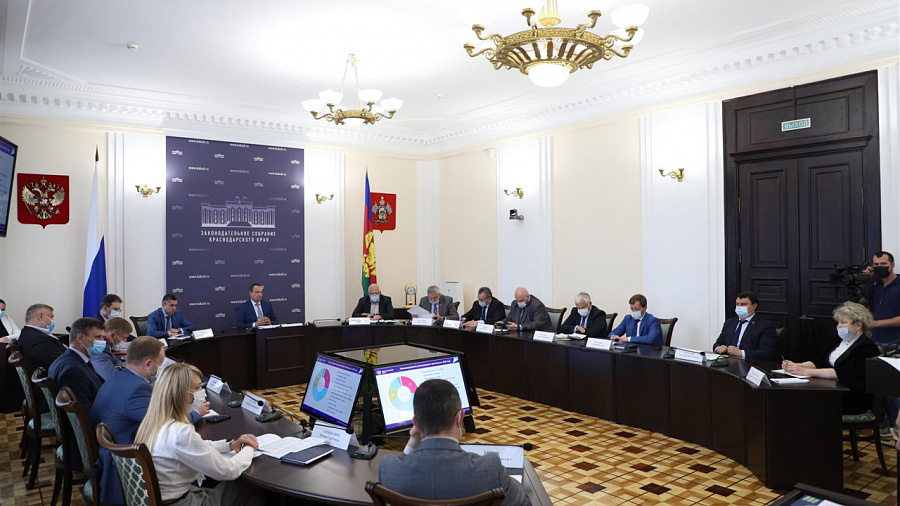 В Законодательном собрании Кубани обсудили реализацию региональных проектов