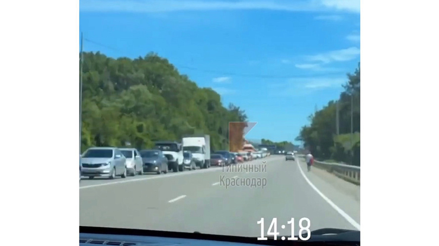Непрерывная пробка от Черноморских курортов Кубани в сторону Краснодара 13 июня попала на видео