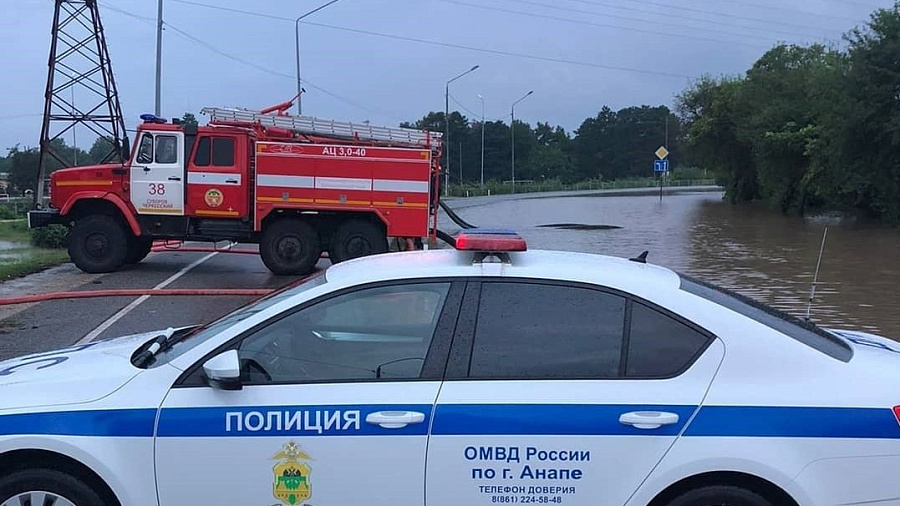 Трасса Новороссийск-Керчь вновь закрыта для движения из-за подтопления