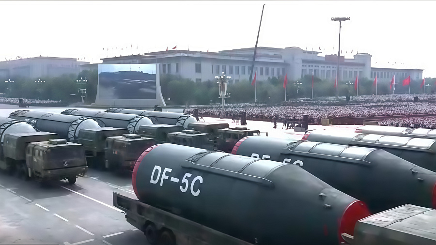 Китай на параде показал ракету «Дунфэн-5С», способную ударить в любую точку мира, и робоволков нового поколения