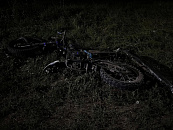 В Гулькевичском районе двое подростков на питбайках столкнулись и врезались в авто