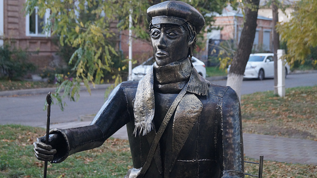 Еще один «родственник» Аленки: жителей Кубани возмутил новый памятник художнику в Ейске