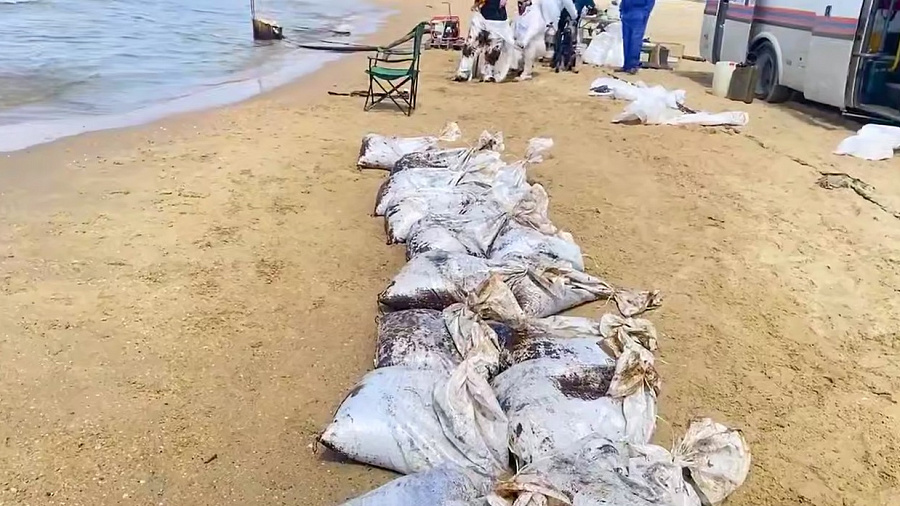 В Анапе за день достали 19 тонн мазута со дна Черного моря