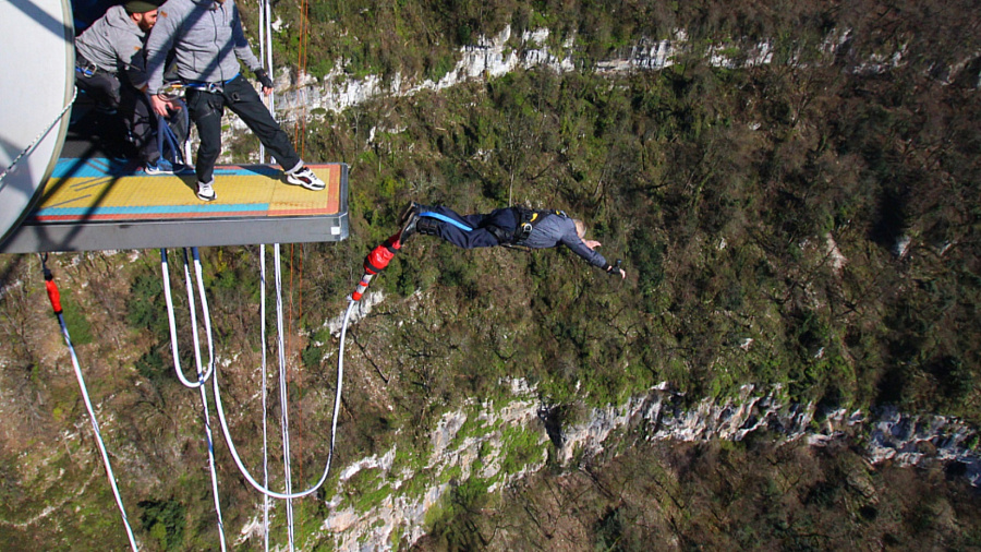 В Сочи 93-летний экстремал прыгнул «в пустоту» с высоты 207 метров 