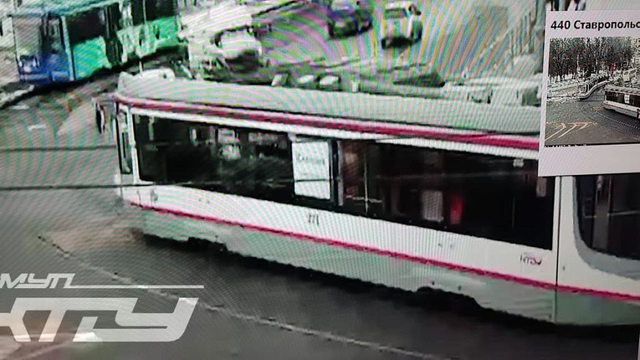 В Краснодаре подрезавшая трамвай легковушка оставила общественный транспорт обесточенным