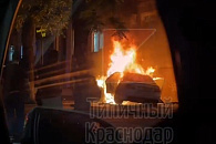 В Краснодаре на улице Красной после ДТП вспыхнула машина 