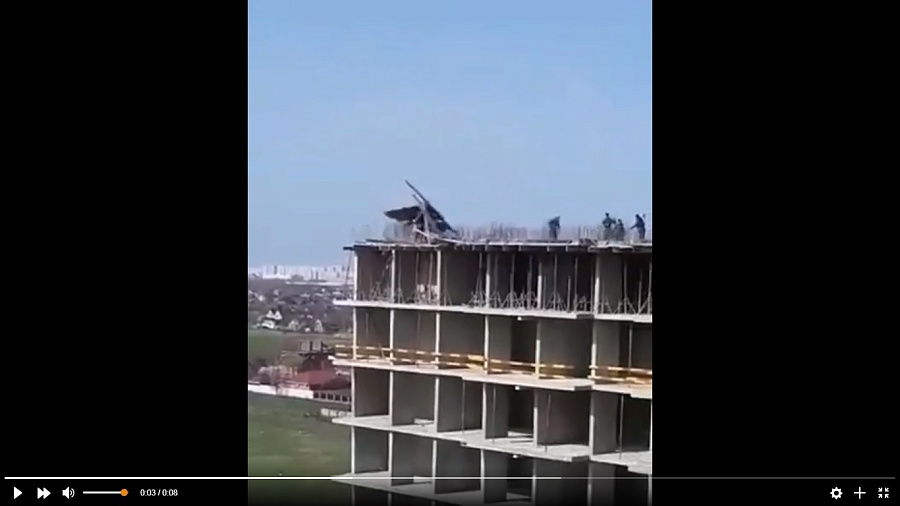 В Краснодаре ураганный ветер чуть не сдул рабочих с крыши многоэтажки (ВИДЕО) 