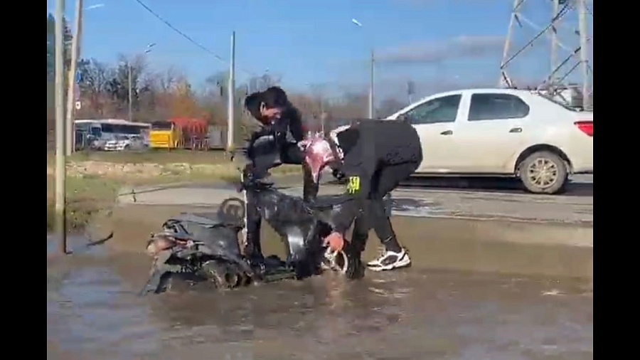 Дайвинг на дороге: в Краснодаре после вечернего дождя в Прикубанском округе утонул мотоцикл