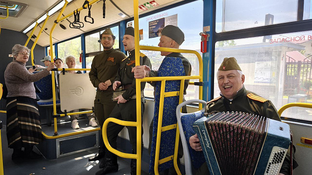 В Сочи к 80-летию Победы в Великой Отечественной войне запустили музыкальный автобус 