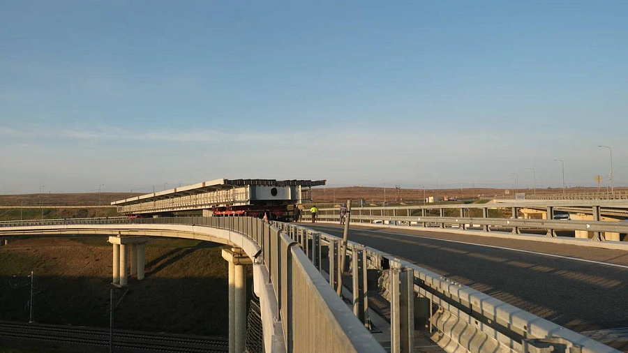 На Крымский мост направили первый готовый пролет для монтажа