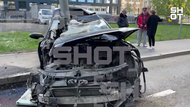 В Москве столб разрубил иномарку на две части: видео   