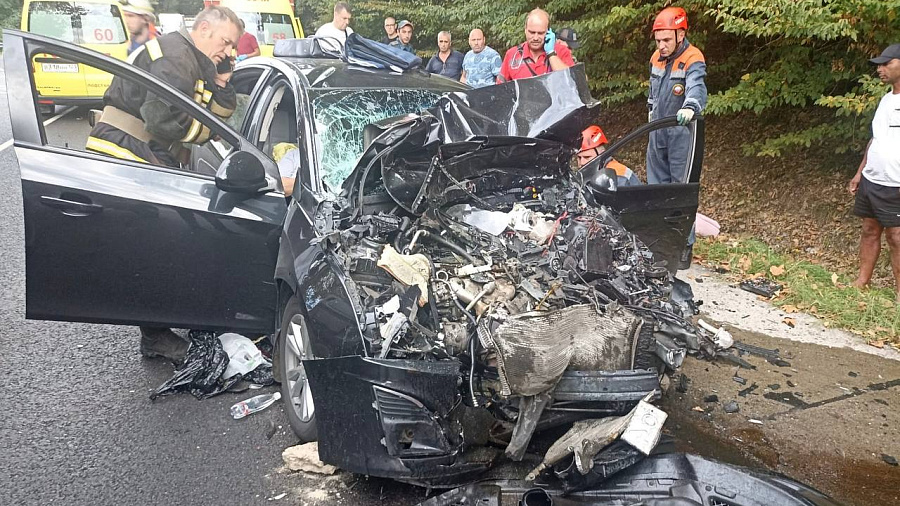 Два человека погибли, еще двое госпитализированы после жесткого ДТП в Сочи