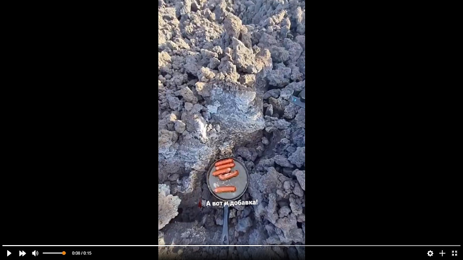 На Камчатке туристы жарят сосиски у кратера извергающегося вулкана