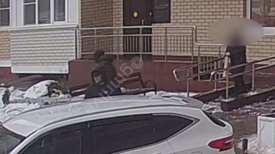 В Краснодаре полиция ищет парней, повредивших потолки в доме на проспекте Знаменского 