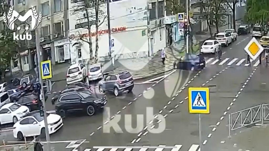 От удара пострадавшую подбросило в воздух: в Сети появилось видео с моментом наезда иномарки на пожилую женщину в центре Краснодара
