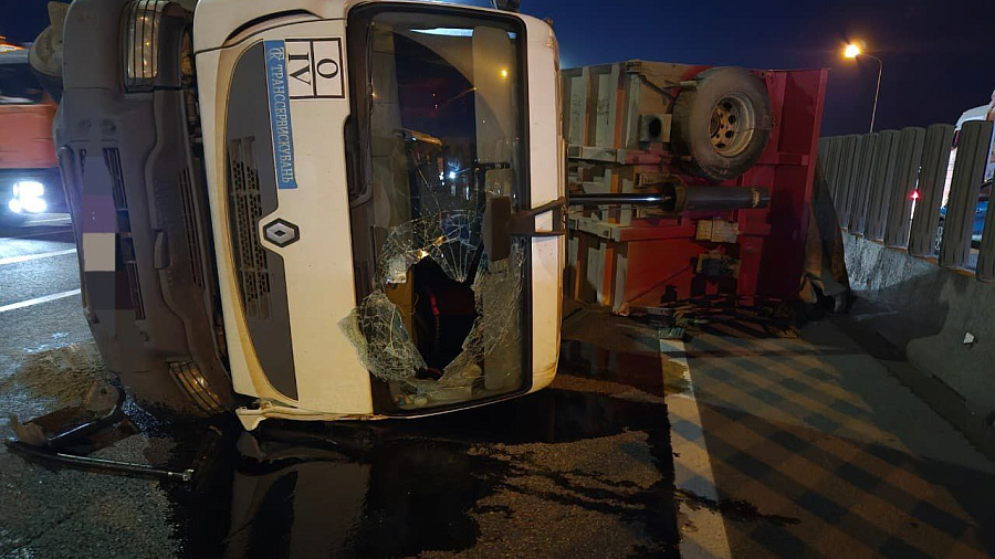 Три легковушки и две фуры столкнулись в Краснодаре